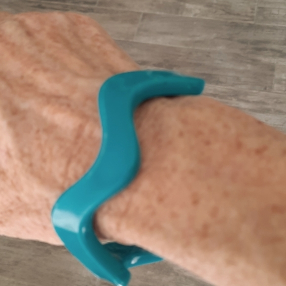 BOGO. Vintage turquoise and white jewelry - plastic - Picture 4 of 4